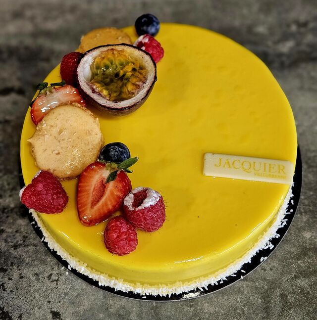 ENORA : biscuit coco, crémeux passion-ananas, mousse noix de coco, dès ananas rôtis