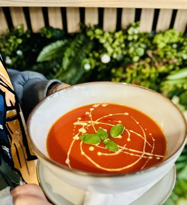 Krem z pomidorów podany z mozzarellą i śmietaną