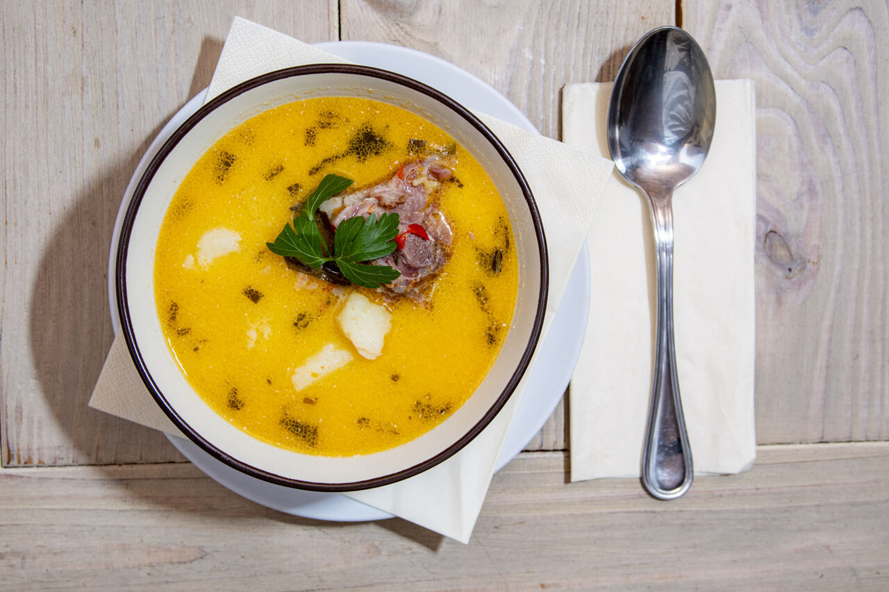 Ciorbă de cartofi cu tarhon și afumătură