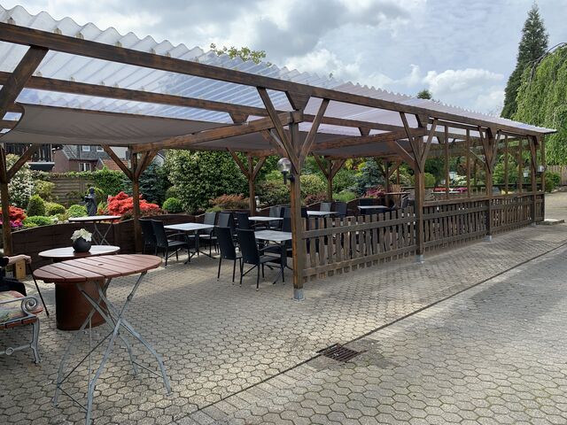 Der Biergarten lädt nicht nur im Sommer zu verweilen ein - für die Raucher gibt es einen beheizten Bereich mit Stehtisch.