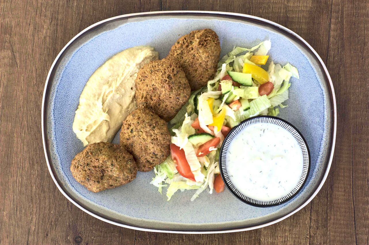 Falafelteller mit Salat und Hummus