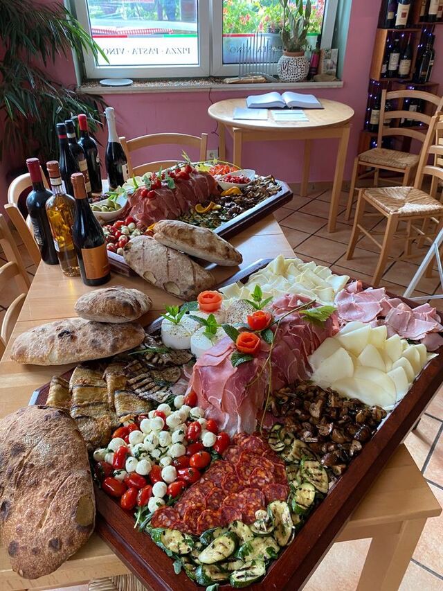 Unsere Antipasti-Platten mit frisch gebackenem Brot für Ihr Feier 