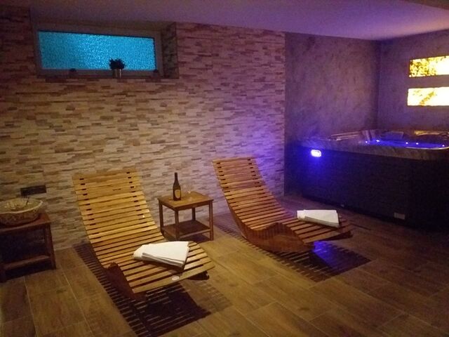 Příjemný odpočinek v našem RELAX studiu po celý rok - finská sauna, vířivka, chladící vědro, odpočinková zóna. 
