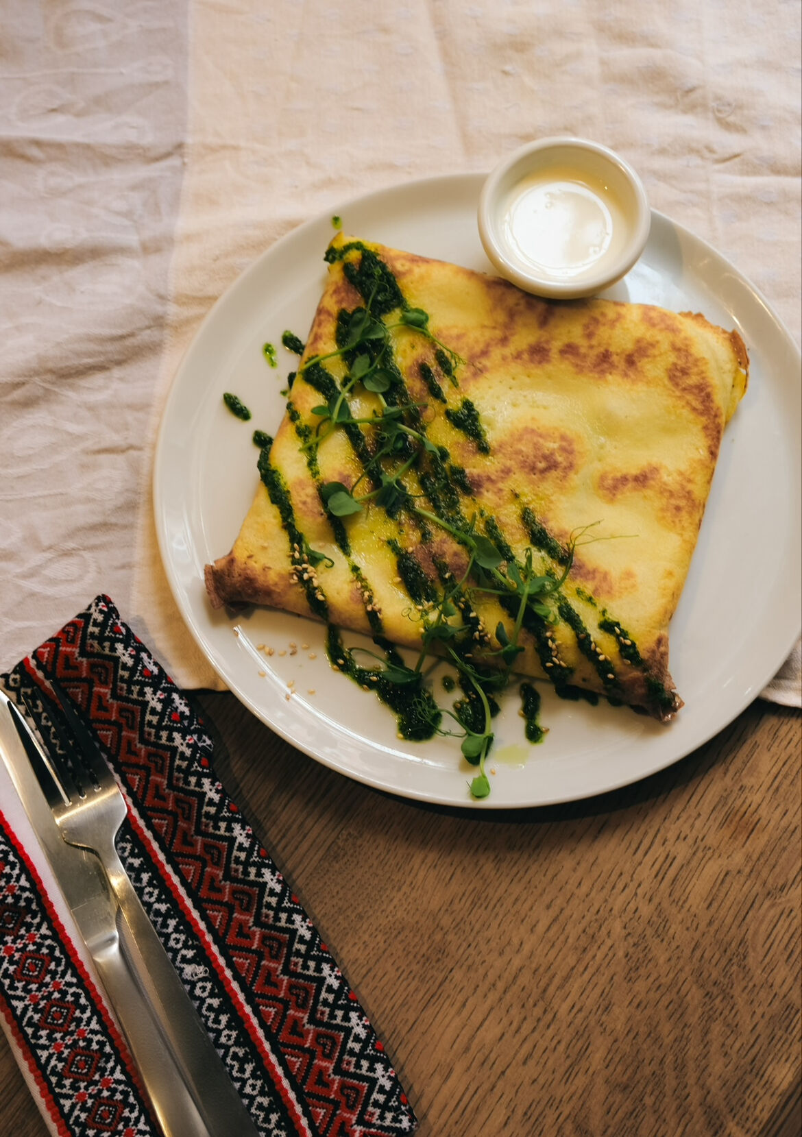 Naleśniki z twarogiem, serem blue, szpinakiem, pomidorem w oleju 