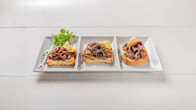 Alici in Degustazione dei 3 Mari Servite con Pane Caldo e Riccetti di Burro 