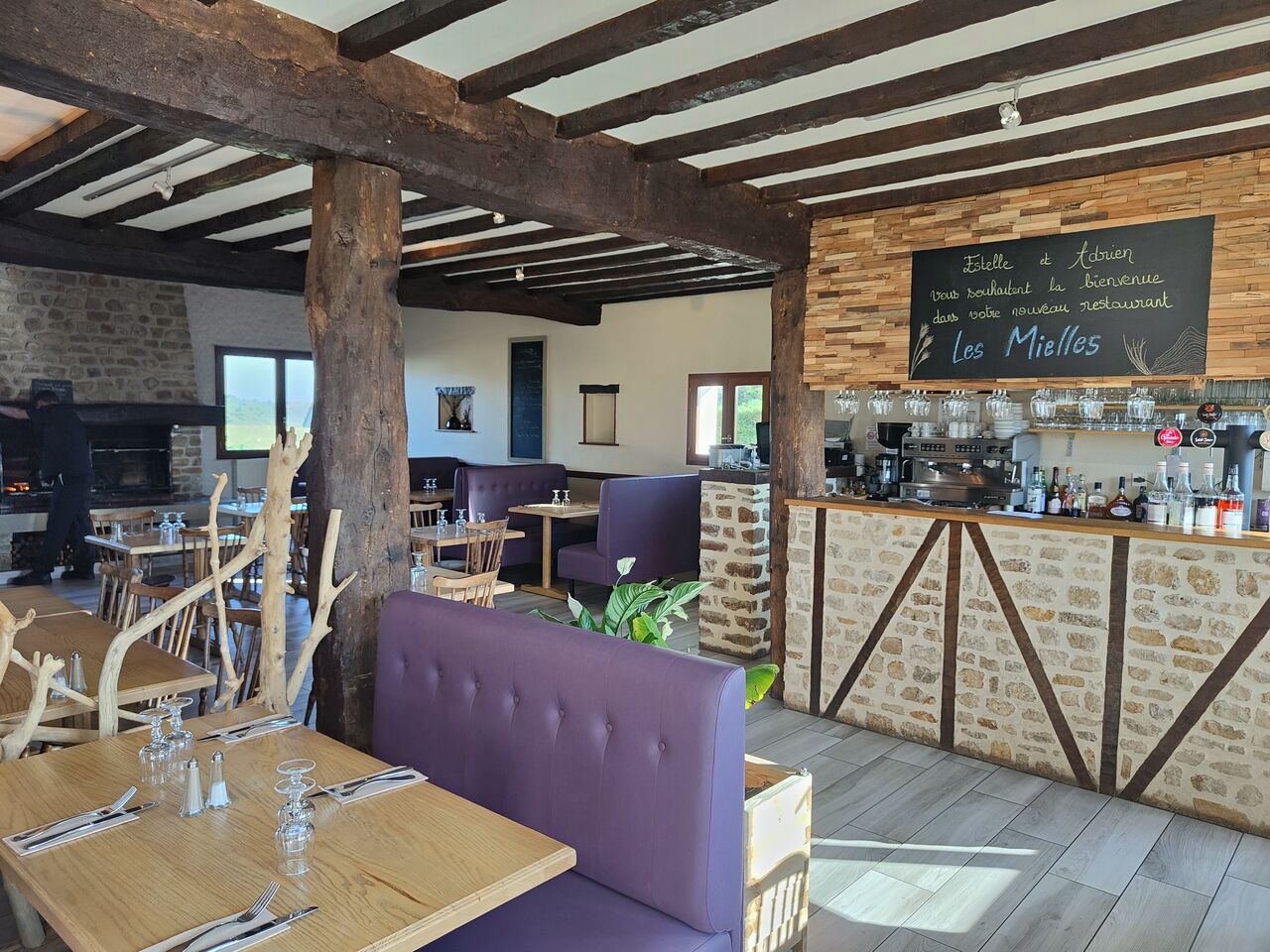 Grande salle avec cheminée 