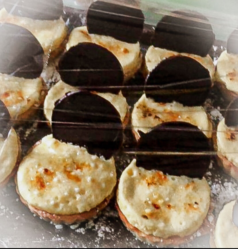 • TARTE CHIBOUSTE •
Tartelettes aux pommes à la crème chibouste avec médaillon au chocolat pour plus de gourmandise...