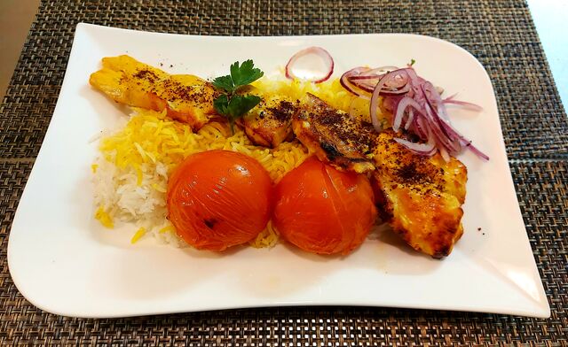 Djoojeh Kabab
In Spezialmarinade & Safran eingelegtes Hähnchenbrustfilet, zart am Spieß gegrillt, dazu Basmati-Safranreis