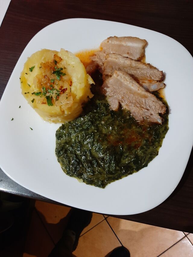 Pečený bôčik so špenátom a varenými zemiakmi.