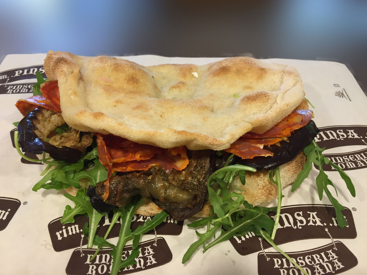 Pinsotto salame piccante melanzane grigliate e rucola