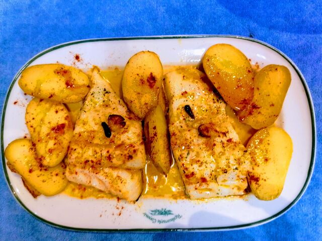 Disfruta en nuestro salón de un fantástico lomo de merluza a la Gallega...
