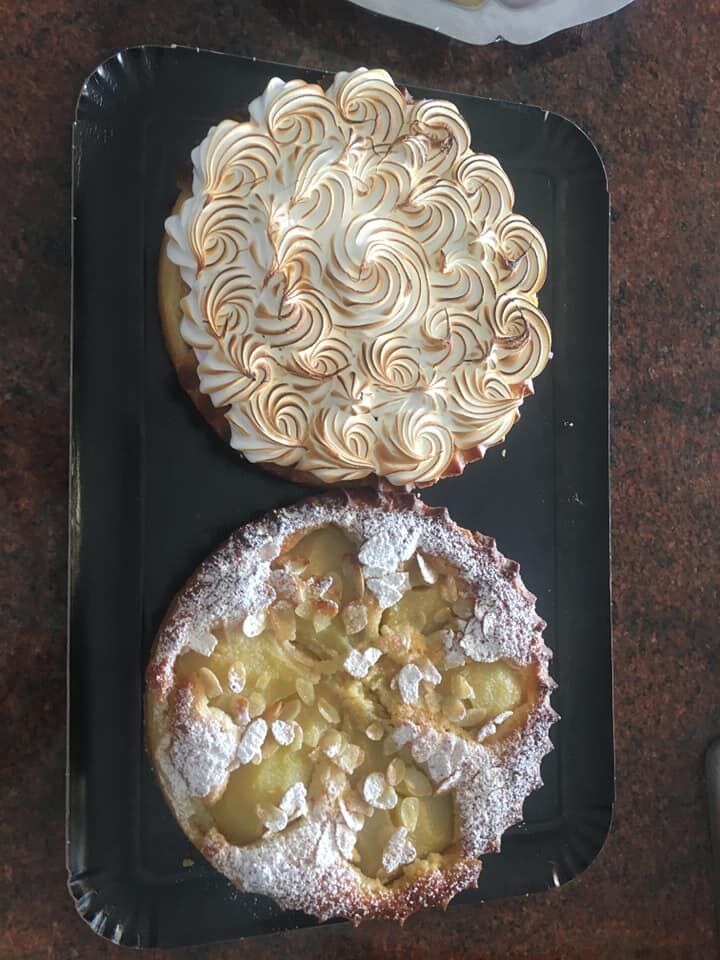 Tarte myrtilles meringuée, tarte poire crème d'amande.