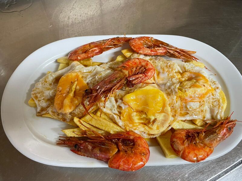Huevos rotos con gambas