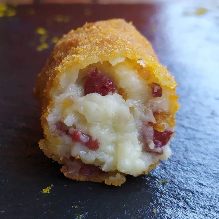CROQUETAS DE CECINA Y QUESO DE CABRA. Cajas de 6 unidades (350 gr. aproximadamente) (producto congelado)