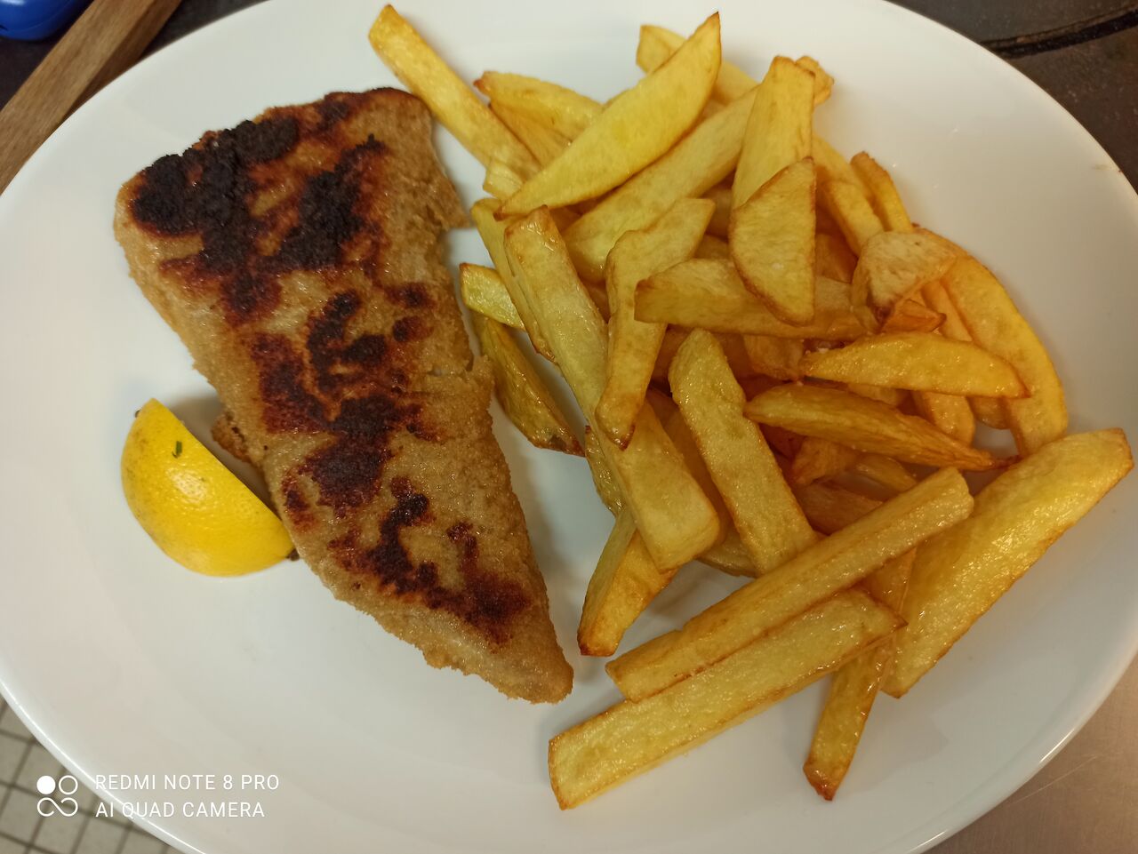 Filet de colin panée maison, accompagné de ces frites