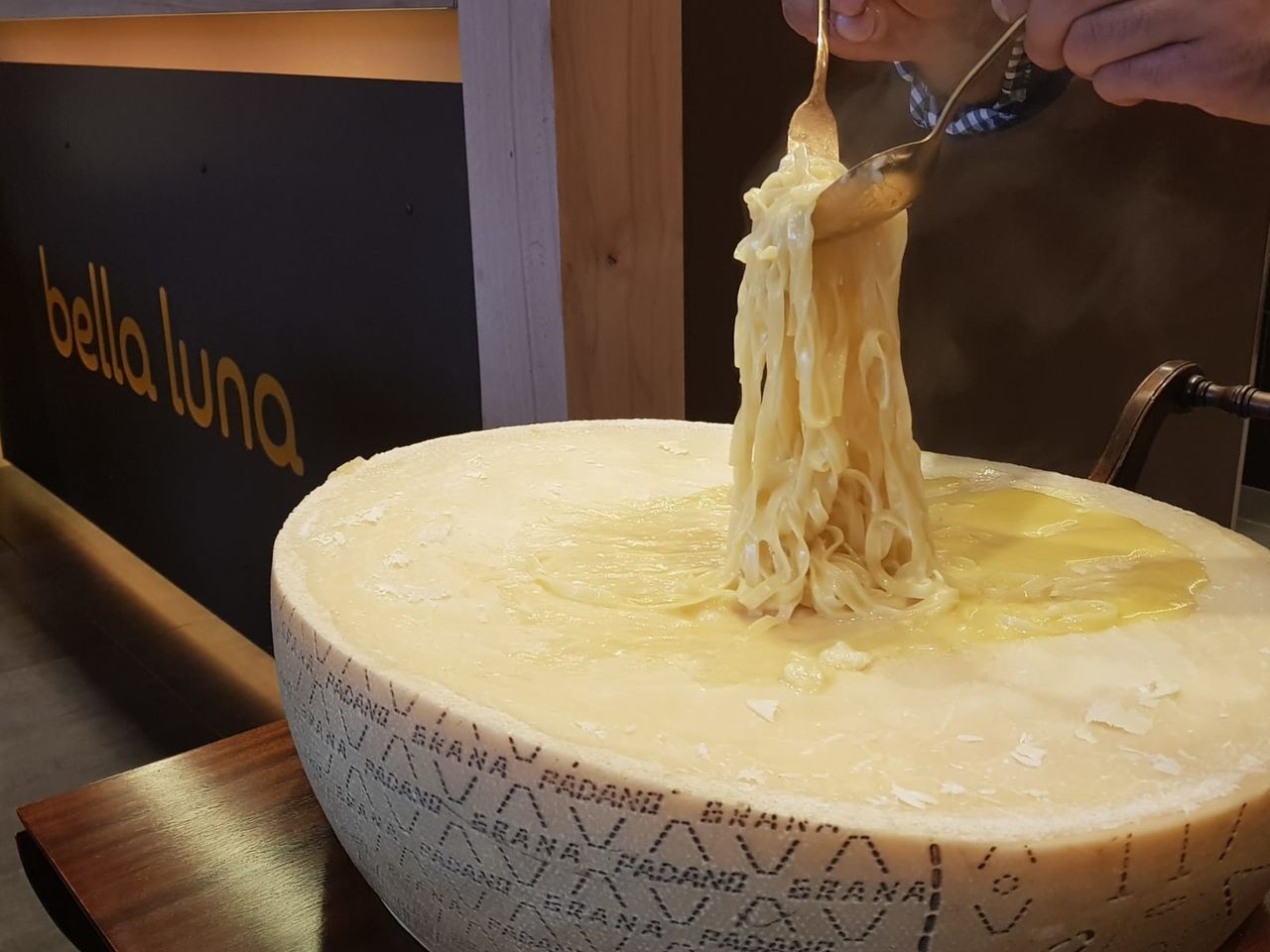 Frische Bandnudeln aus dem Parmesanlaib 