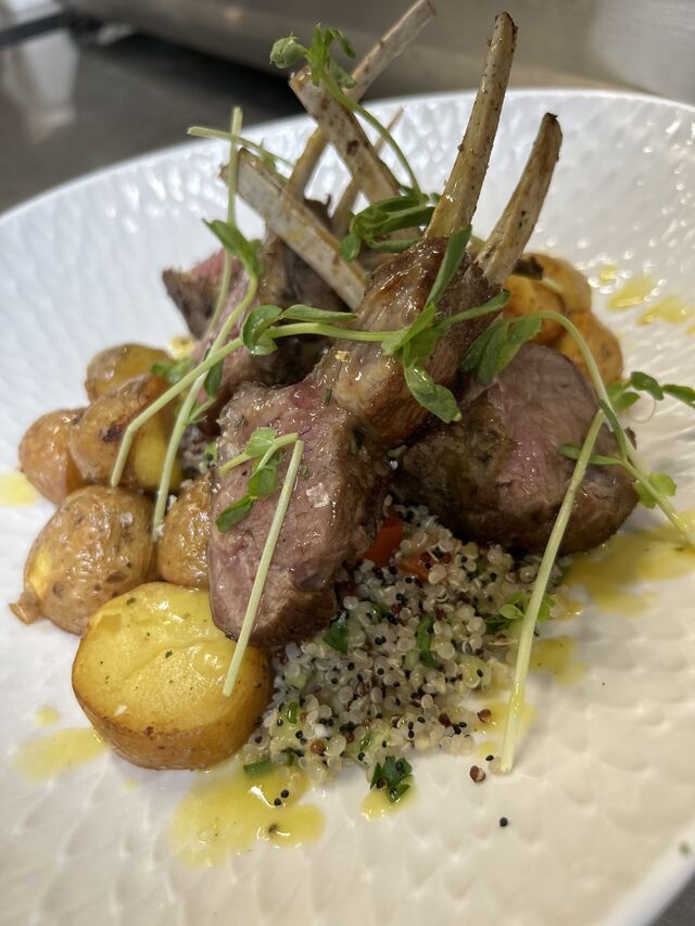 Lammkarree mit Quinoa und Rosmarinkartoffeln