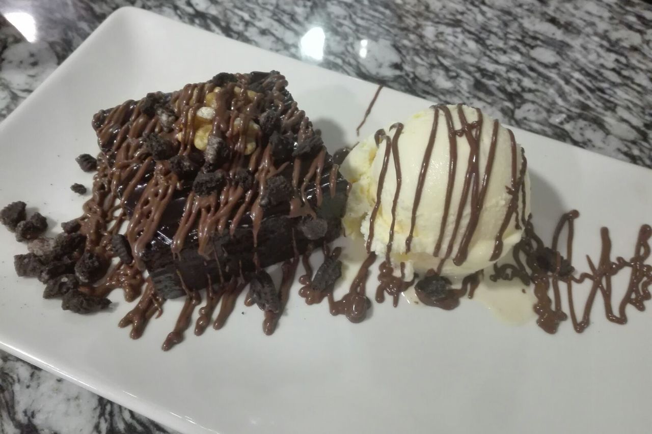 BROWNIE CON HELADO
