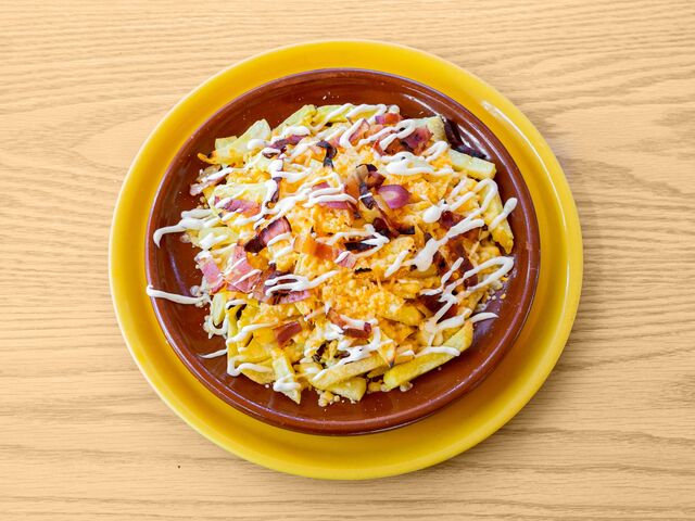 Patatas locas - Mucho queso, Bacon y nuetros aderezo hecho en casa.