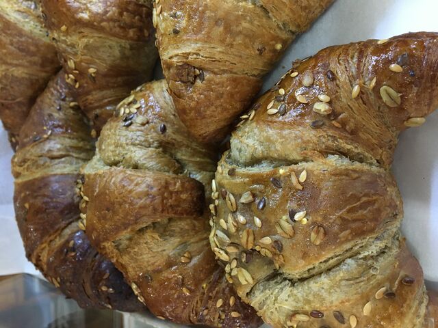 Cornetto ai cereali antichi con marmellata ai frutti di bosco