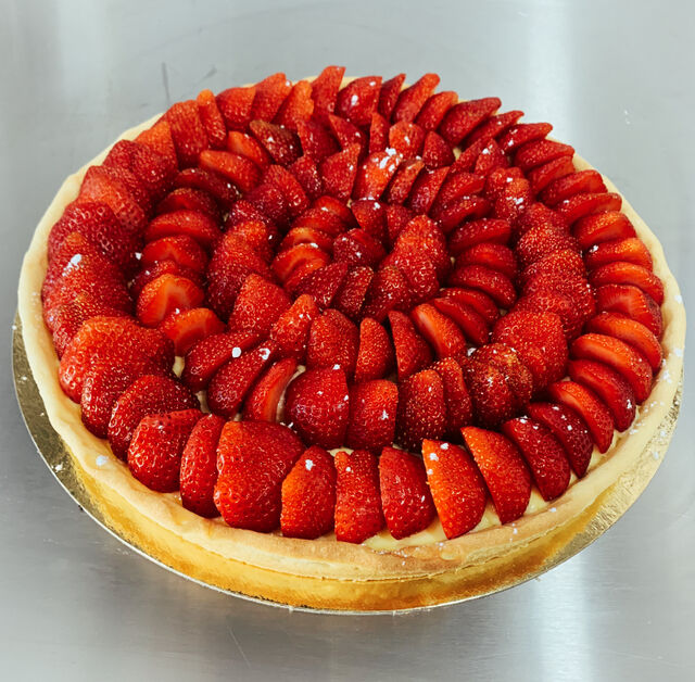 • TARTE AUX FRAISES •
Généreuse en fraise, disponible selon la saison.