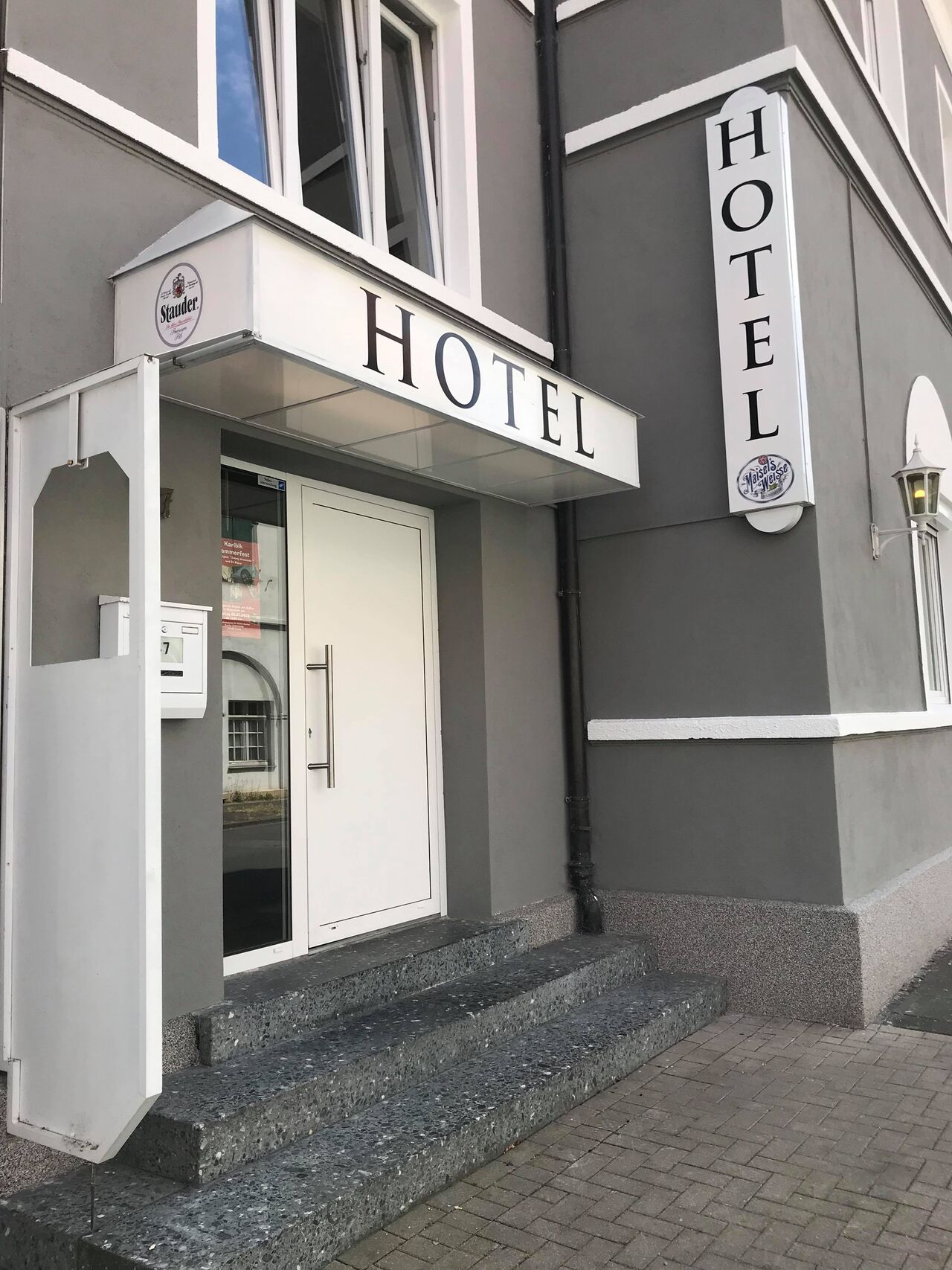 Aussen Hotel Eingang