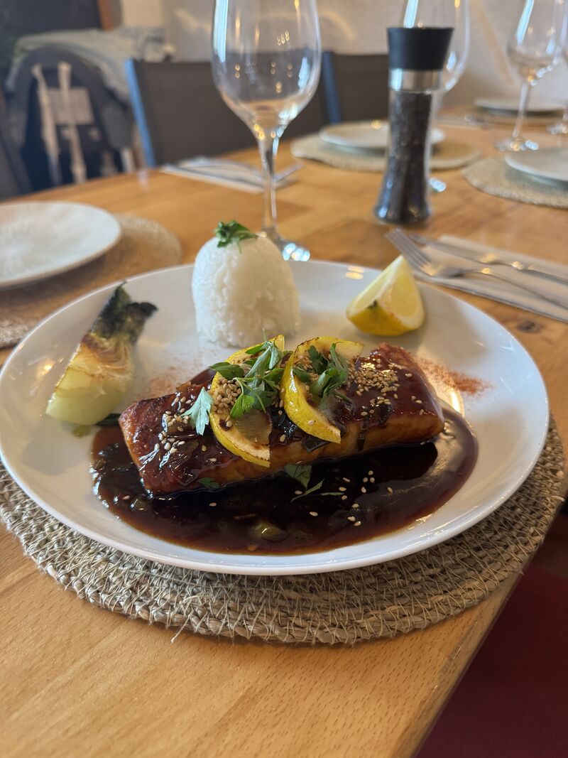 Lomo de salmón teriyaki / Teriyaki salmon fillet