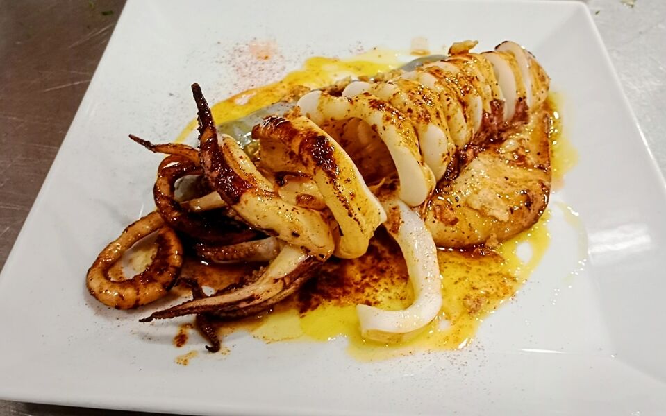 Begihaundi a la parrilla con cebolla deshidratada y muselina con ajo negro