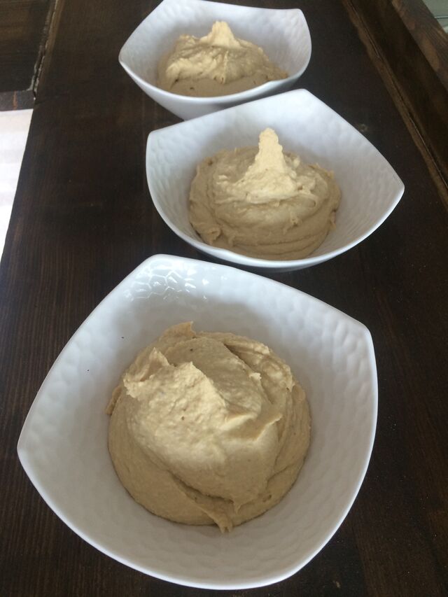 Houmous servi avec du pain grillé.
n'est pas toujours disponible 