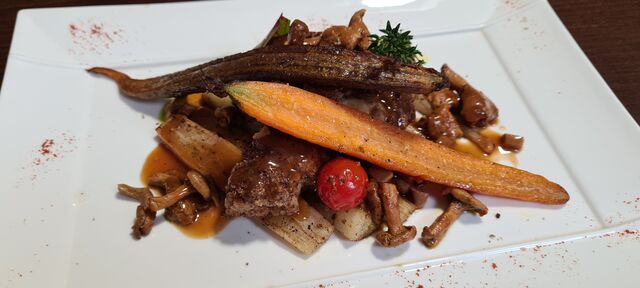 Croustillant de ris de veau, giroles et légumes-racines glacés