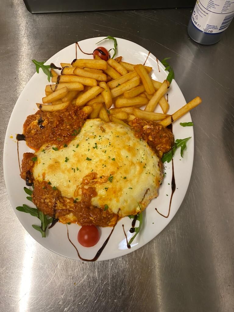 Parmachana-Schnitzel mit Pommes 