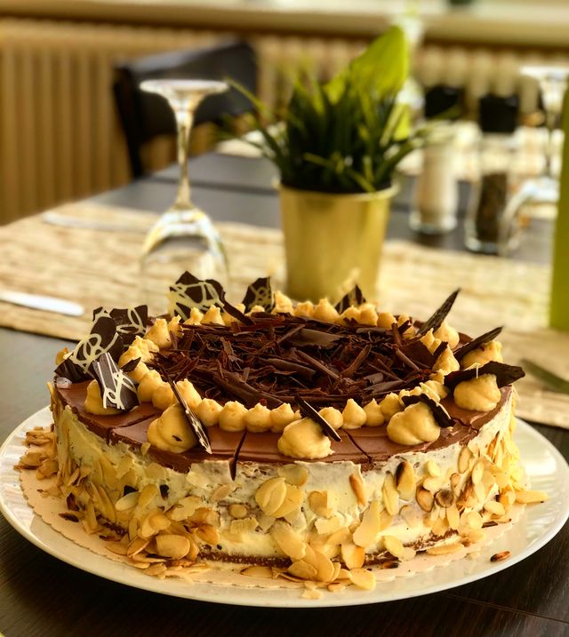 Selbstgebackene Schoko-Orangen-Torte im Restaurant Grünheide Heydewirt am Peetzsee 