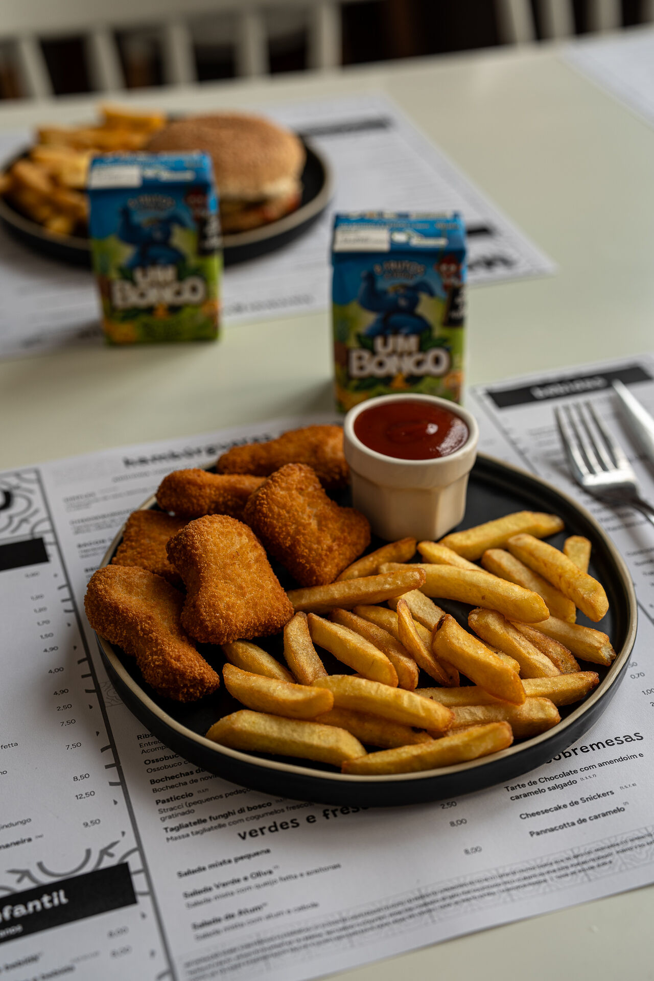 Nuggets com skinny fries e bebida