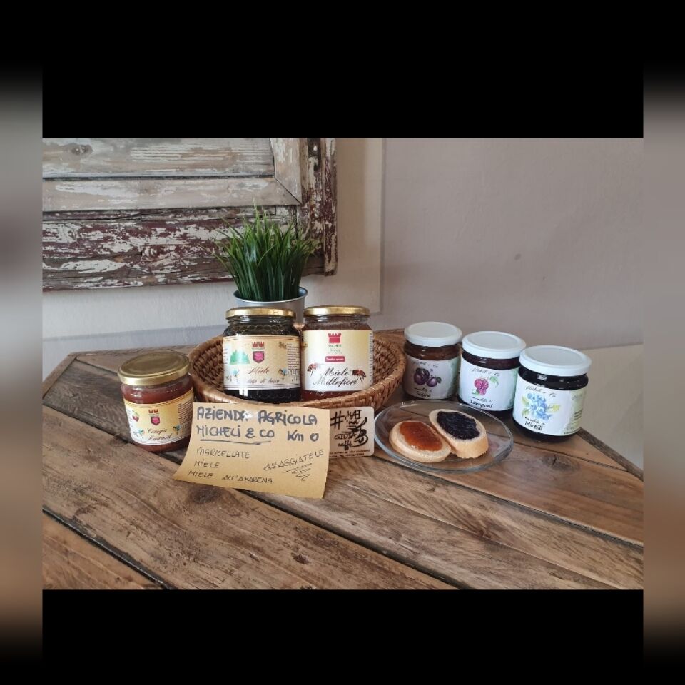 Pane e marmellata a merenda!!!! O a colazione!!!! 😋 Marmellata e Miele a km 0 !!! Bontà!!