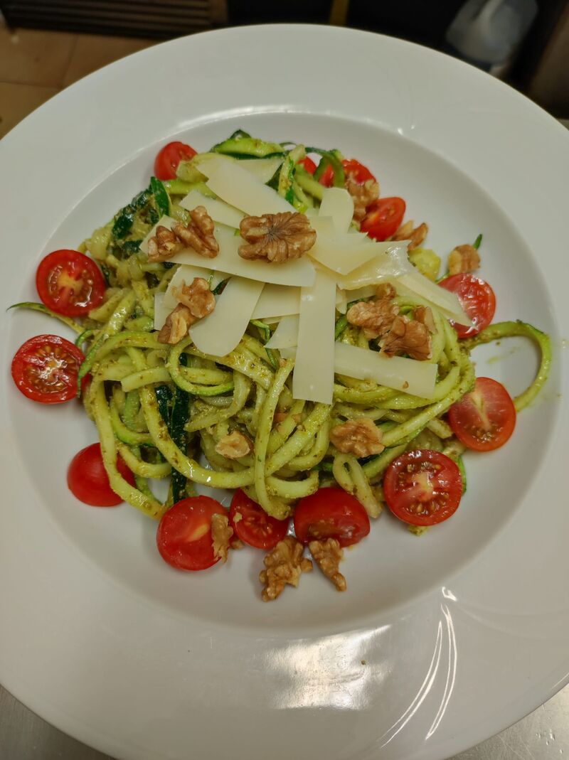 Ensalada de pasta de calabacín al pesto 