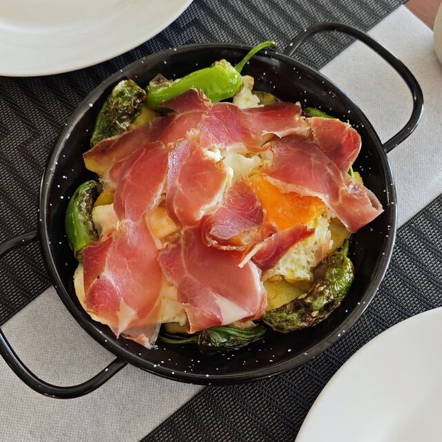 Huevos rotos con jamón