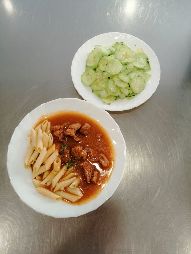 Vinski gulaš s tijestom, salata