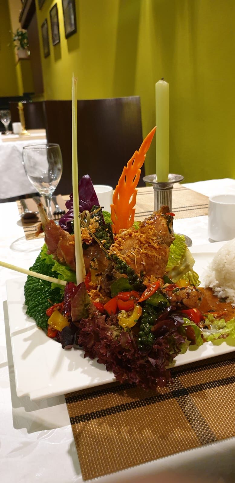 Kaninchenkeule mit Knoblauch und grünem Pfeffer.