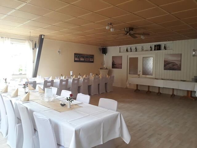 Kleine Tafel L-Form,im Hintergrund Buffettische stehend vor dem Buffetraum.