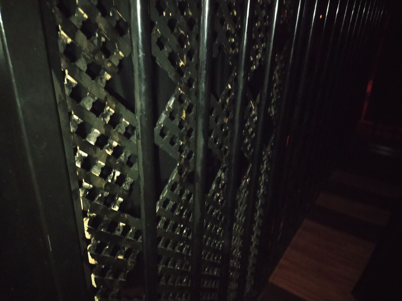 ZONA PAREJAS: CUARTO OSCURO: CELOSIA 1