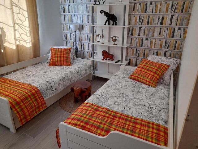 Gîte A KWABA AD. 2 lits simples+1 lit doublePrix 2 pers. 90€3 pers. 115€4 pers. 150 €Taxe séjour 3.5% du prixClassement***