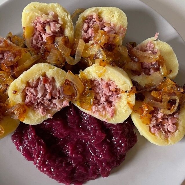 Bramborový knedlík plněný uzeným masem / 400g / 67,- Kč