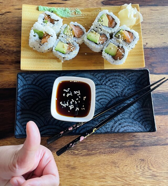 Uramaki: Lachs und Avokado
