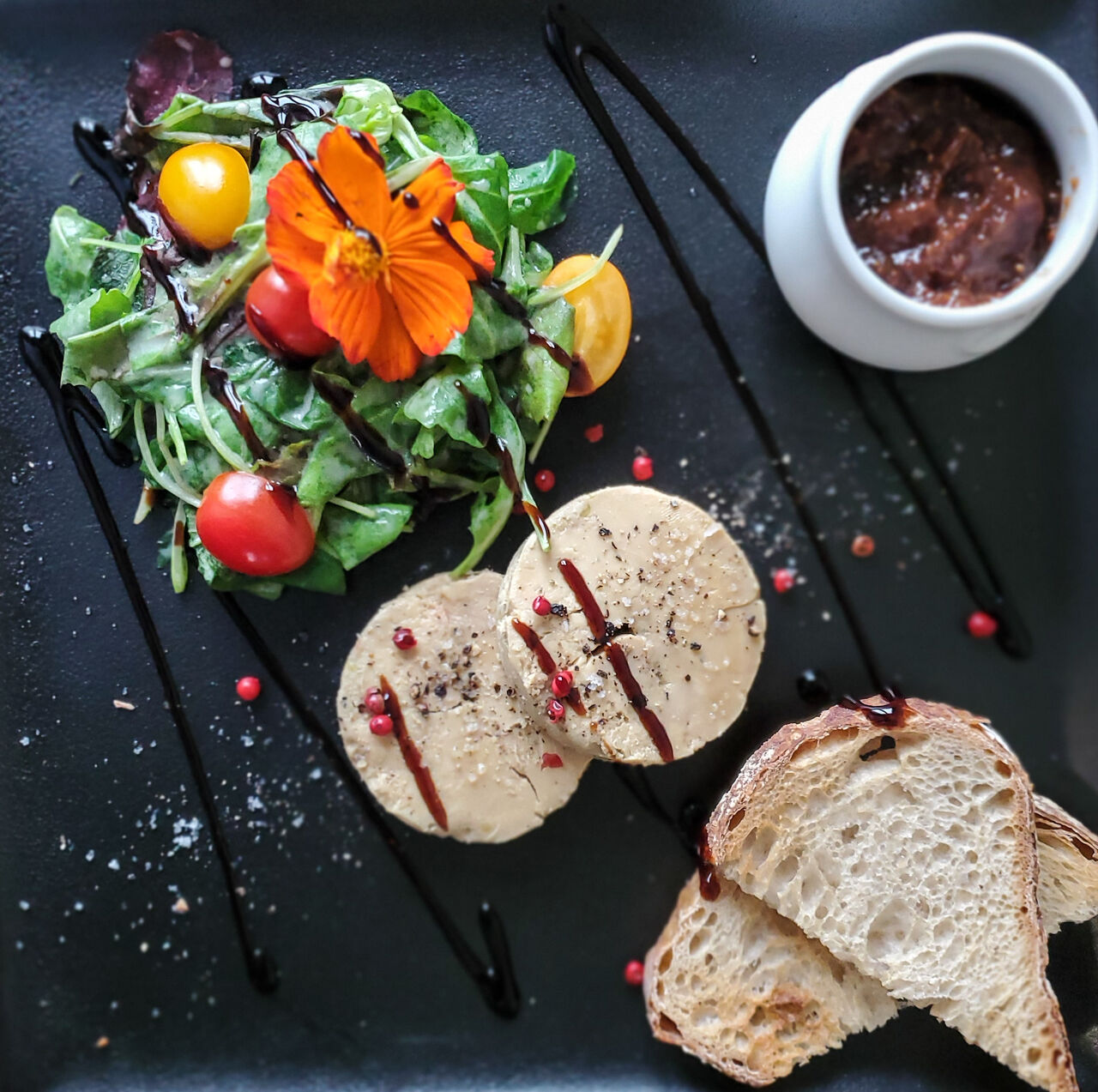 Ballotine de foie gras confit /Confiture de figue / Toast de pain grillé 9€