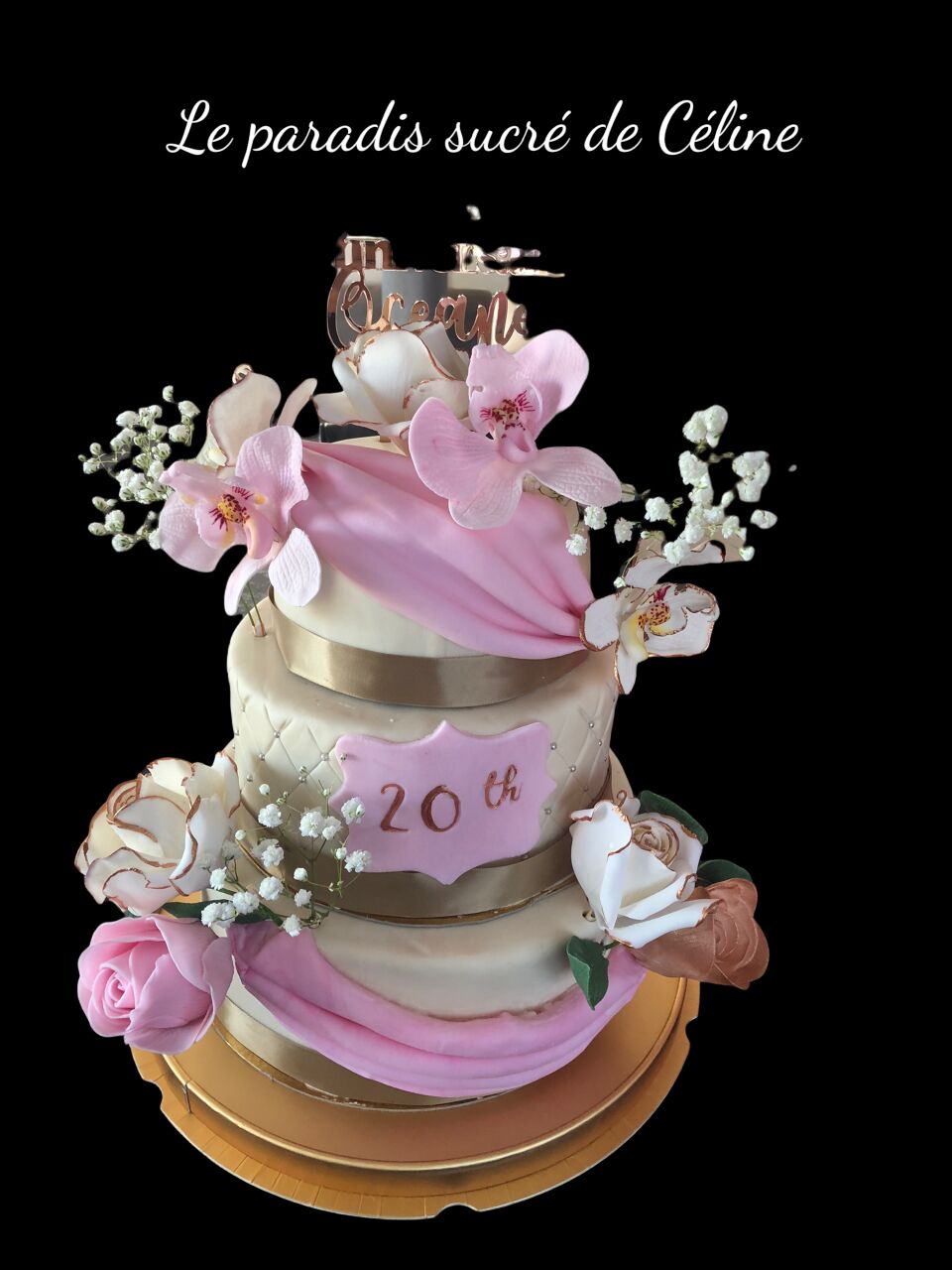 Cake design avec un gâteau vanille , une ganache chocolat au lait et un curd aux poires . Décoration florales en pâte a sucre. 