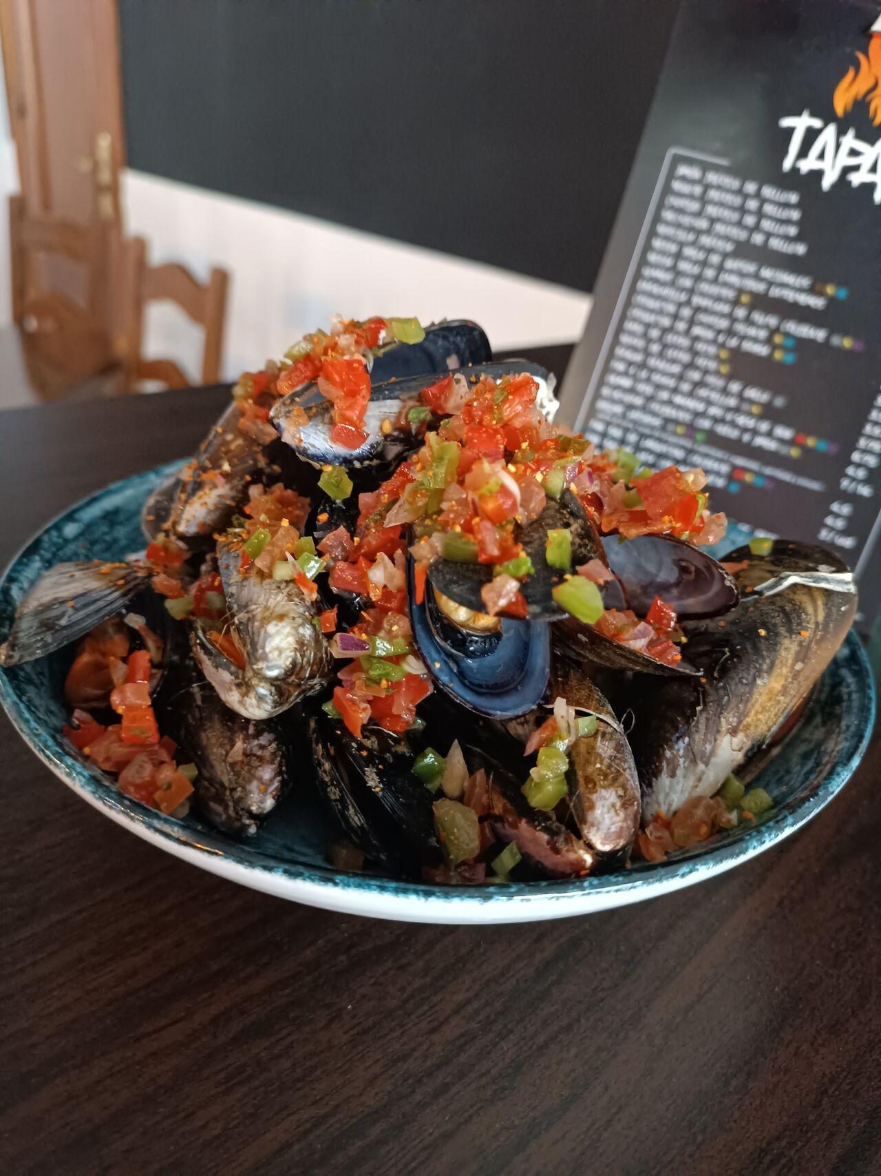 Mejillones picantes con pico de gallo