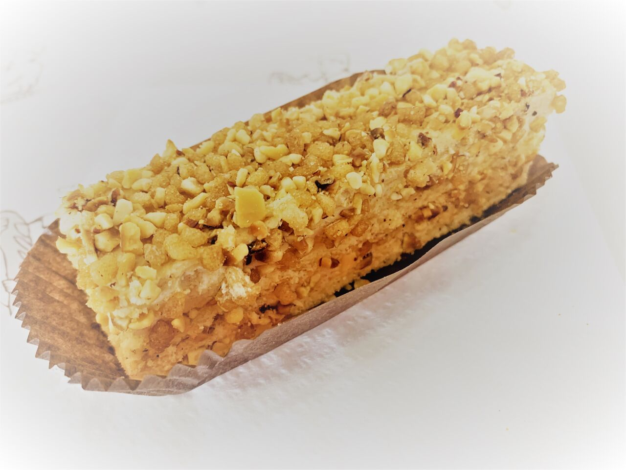 Succès praliné :
biscuit , créme beure praliné , enrobage graine de pralin 