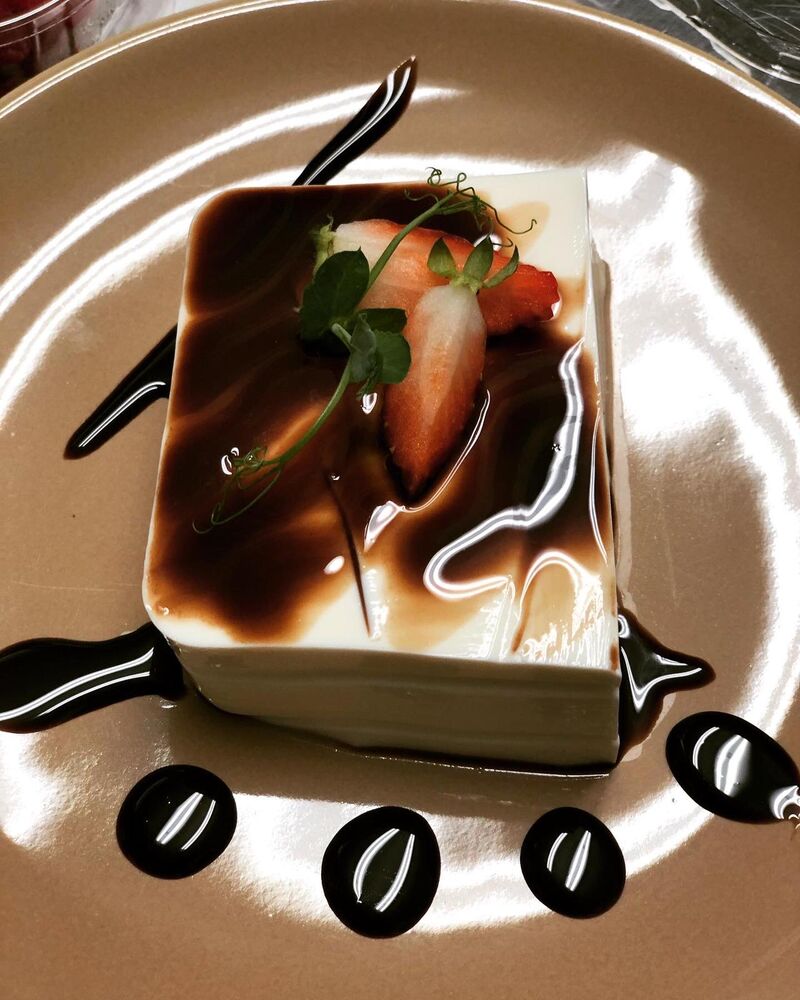 Panna cotta con topping al cioccolato fondente