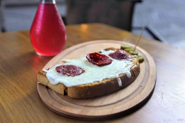 Ekmek Pizzası