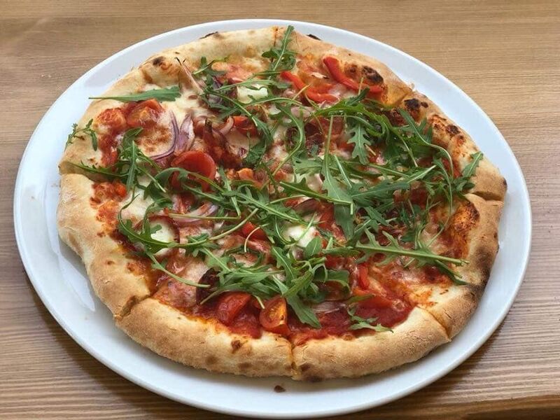 Pizza na włoskich składnikach - salami picante, pomidory, cebula, rukola. 